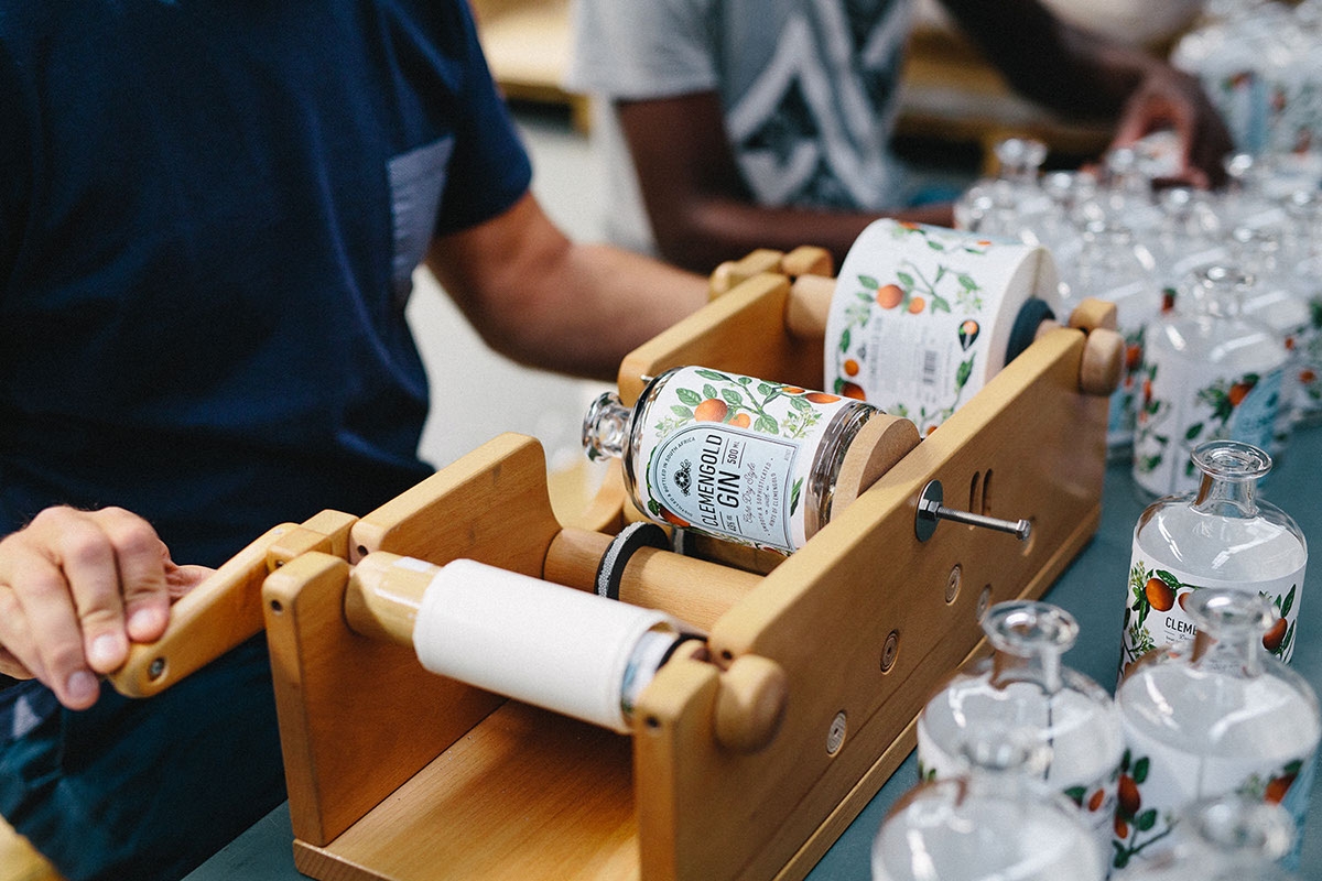 經典海角干燥風格，淡淡的柑橘味白酒包裝設計